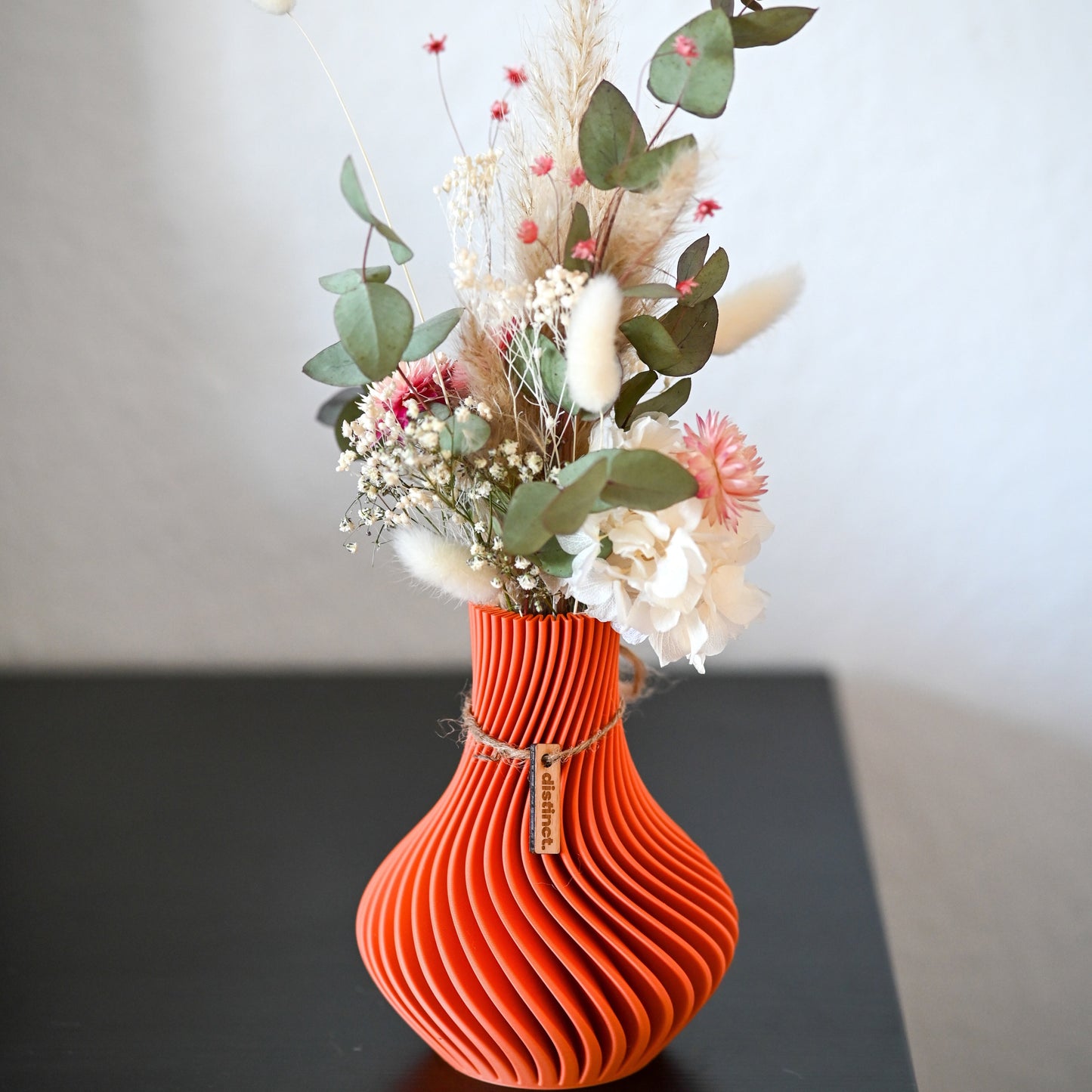 Vase Liva– Design-Vase mit gedrehten Linien | Wasserfest für Frisch- & Trockenblumen | Made in Germany - the-distinct.shop