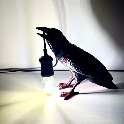 Rabe Lampenhalter | Mystische Krähe Deko | Einzigartige Tischlampe | Vogel Figur | 3D Druck Wohnaccessoire | Design Tischlampe | Mystisch - the-distinct.shop