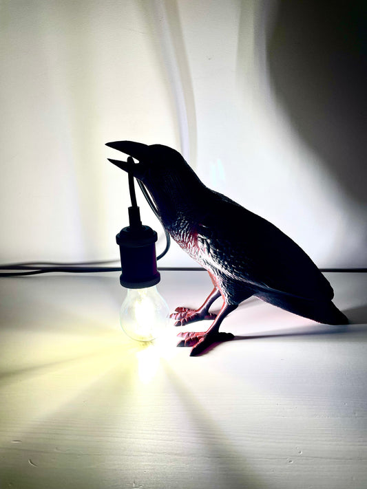Rabe Lampenhalter | Mystische Krähe Deko | Einzigartige Tischlampe | Vogel Figur | 3D Druck Wohnaccessoire | Design Tischlampe | Mystisch - the-distinct.shop