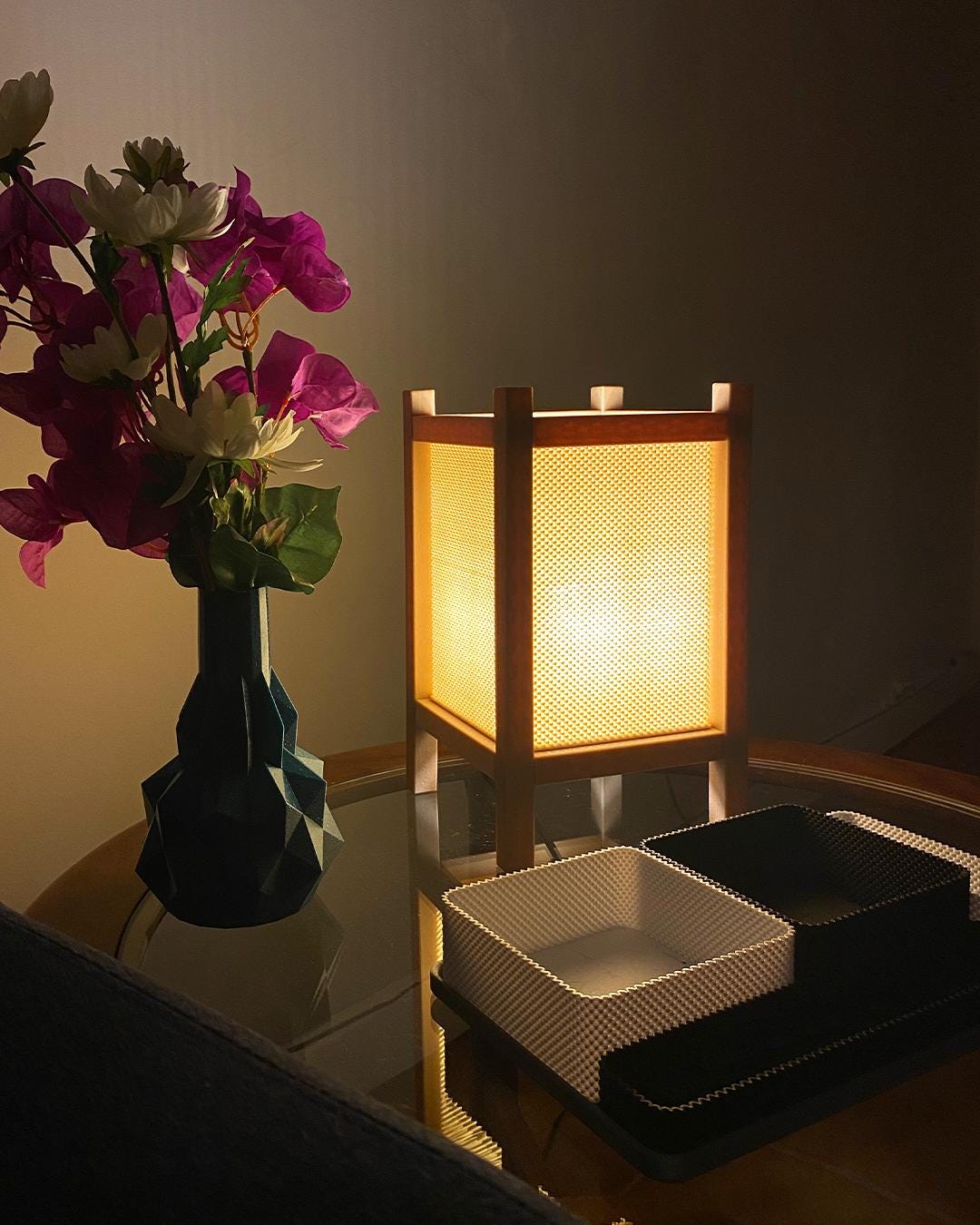 Riku Tischlampe – Japanisch inspiriertes Design mit LED | Nachhaltige PLA-Fertigung | Handgefertigt in Germany - the-distinct.shop