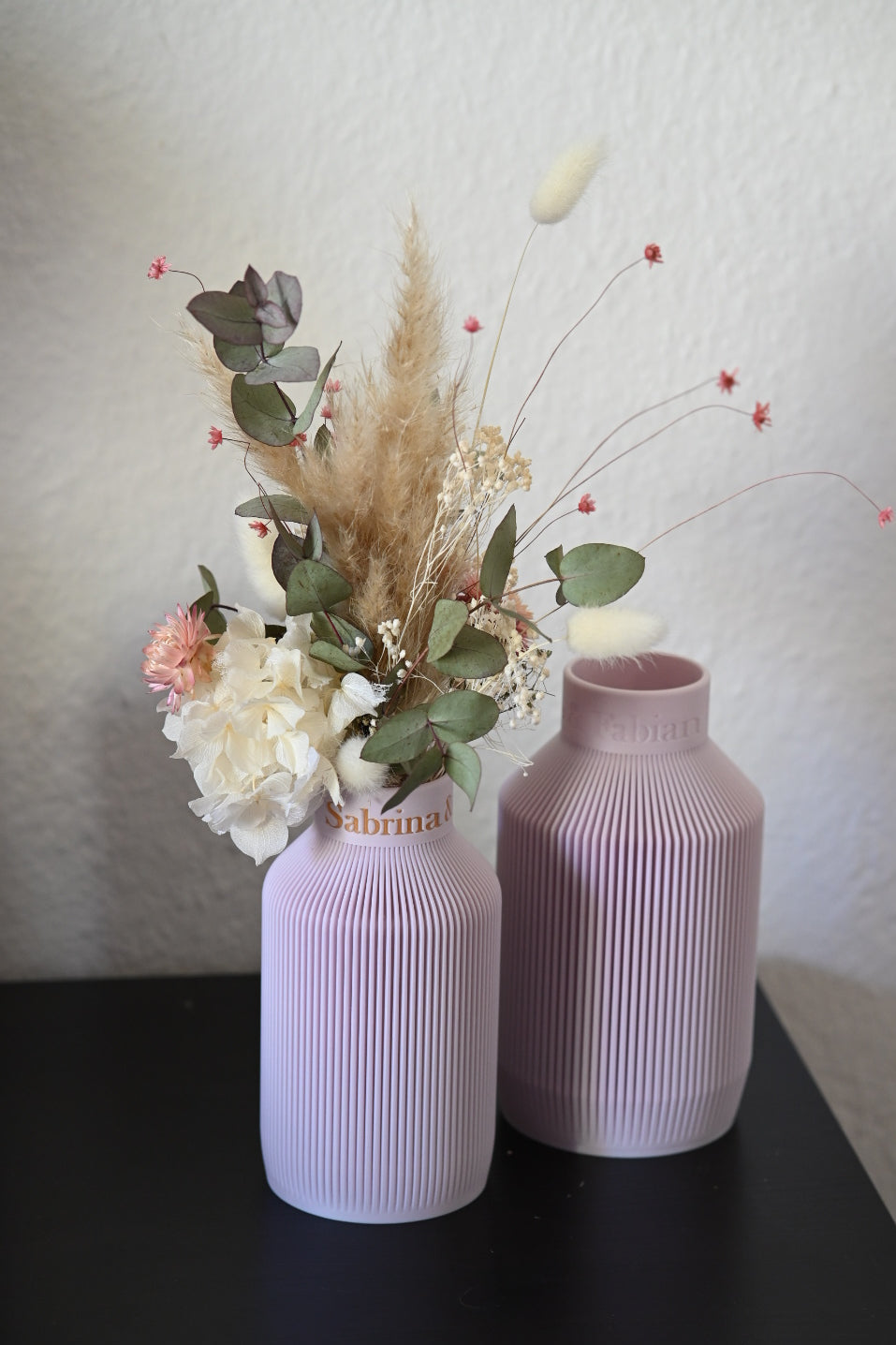 Personalisierte Vase mit Gravur – Individuelles Geschenk mit Wunschtext | Wasserfest für Frischblumen | Nachhaltig Made in Germany - the-distinct.shop
