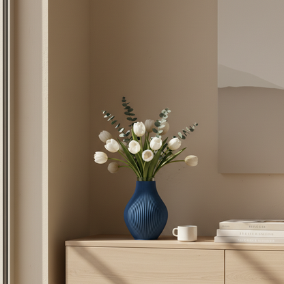 Vase Oliva mit frischen Blumen