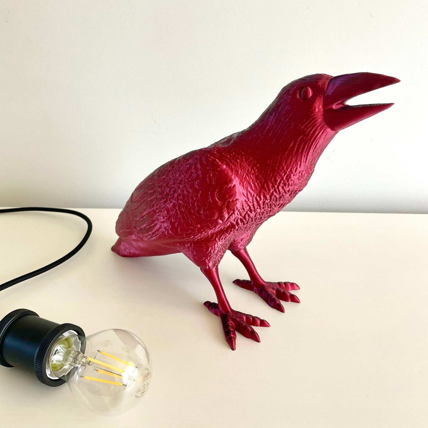 Rabe Lampenhalter | Mystische Krähe Deko | Einzigartige Tischlampe | Vogel Figur | 3D Druck Wohnaccessoire | Design Tischlampe | Mystisch - the-distinct.shop